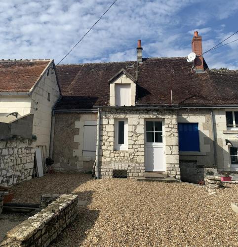 a stone house with white doors and a stone wall at Les Amis de Beauval in Seigy
