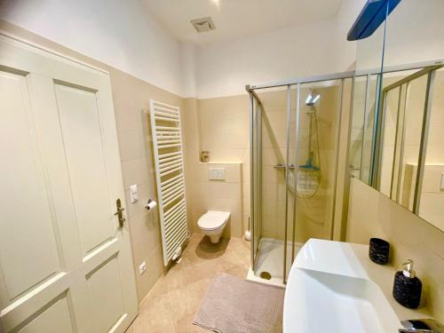 クレムス・アン・デア・ドナウにあるBobbys Gartenapartmentのバスルーム(シャワー、洗面台、トイレ付)