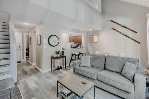 ein Wohnzimmer mit Sofa und Tisch in der Unterkunft 45SW-Fireplace-Dishwasher-Washer Dryer-Sleeps 4 condo in Glacier