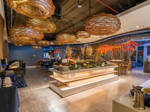 Un restaurante o sitio para comer en VELA Dhi GLOW Pratunam