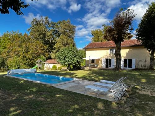 une maison avec une piscine dans une cour dans l'établissement Magnifique gîte de campagne, à Panjas