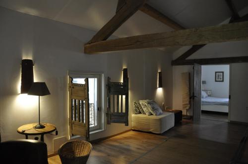 - un salon avec un canapé blanc et un lit dans l'établissement Magnifique gîte de campagne, à Panjas