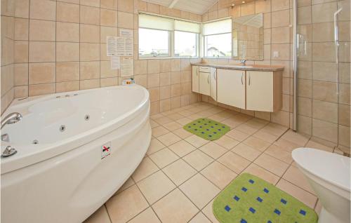 y baño con bañera, ducha y lavamanos. en Amazing Home In Haderslev With 4 Bedrooms And Wifi, en Flovt