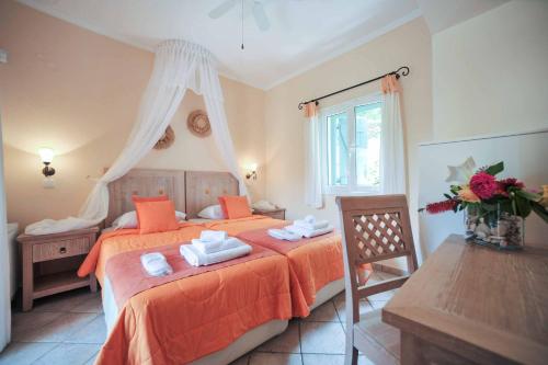 Tempat tidur dalam kamar di Villa Portokalia Yaliskari Bay