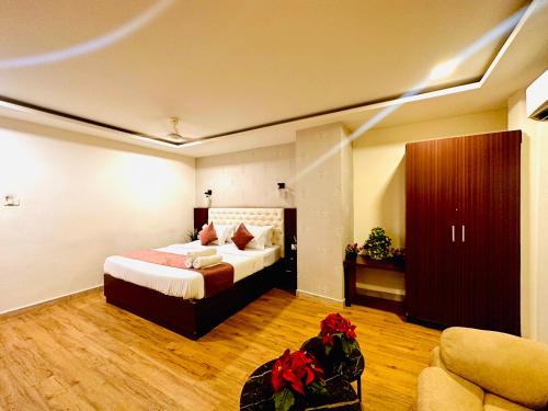 Postel nebo postele na pokoji v ubytování Hotel ORIGIN Hyderabad Airport