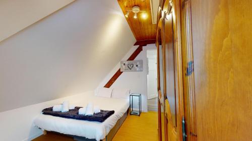 Cette chambre comprend un lit avec des bougies. dans l'établissement Les appartements de Georges avec parking, à Colmar