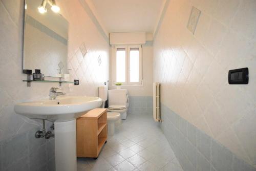 ein Bad mit einem Waschbecken und einem WC in der Unterkunft Casa Gandolfi in Castello dʼArgile
