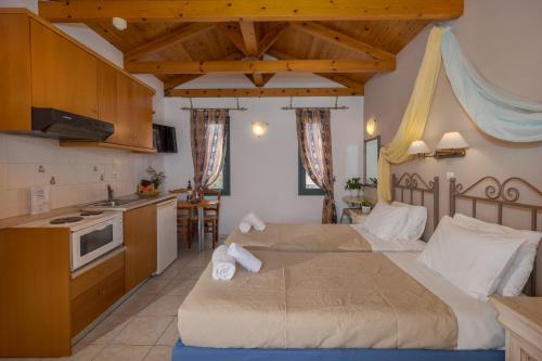 uma cozinha e um quarto com 2 camas num quarto em Irida Aparthotel Malia by Estia em Malia