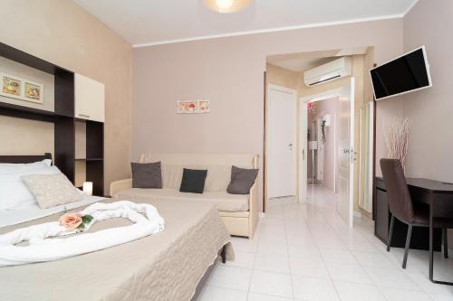 Pokój hotelowy z 2 łóżkami i biurkiem w obiekcie Casa Laura Sorrento w Sorrento