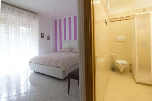 1 dormitorio con 1 cama y baño con ducha en Maison Lillina, en Sorrento