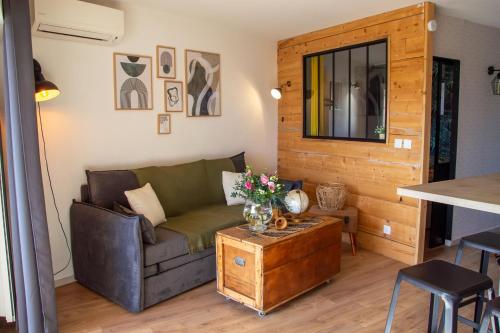 sala de estar con sofá y mesa en C-FORTY - piscine - plage en Gassin