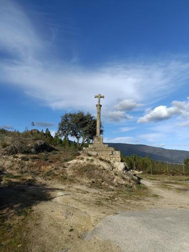a cross on the top of a hill at Casa do Pombar en Valdeorras in Seadur