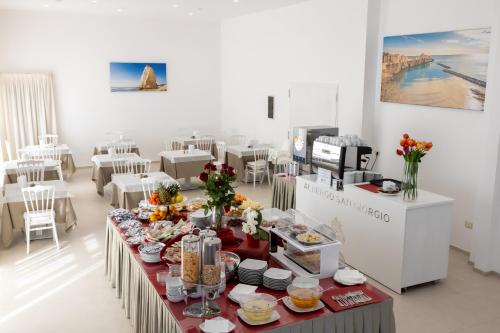 un tavolo con del cibo sopra in una stanza di Albergo San Giorgio a Vieste