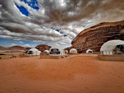 pustynia z kopułami w środku pola w obiekcie experience staying camp.wadi rum w mieście Disah