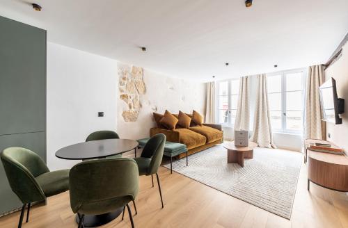 un salon avec un canapé, une table et des chaises dans l'établissement 1 Bedroom#4 pers#Mouffetard#Port-Royal#La Sorbonne, à Paris