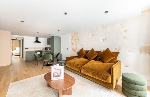 un salon avec un canapé et une table dans l'établissement 1 Bedroom#4 pers#Mouffetard#Port-Royal#La Sorbonne, à Paris