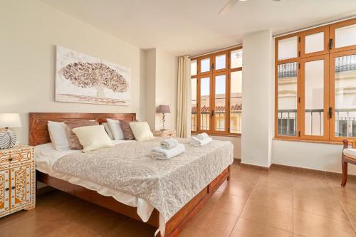 En eller flere senger på et rom på Luxury 1st floor apartment in Nerja