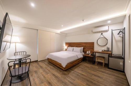 Tempat tidur dalam kamar di Seogwipo The Hotel