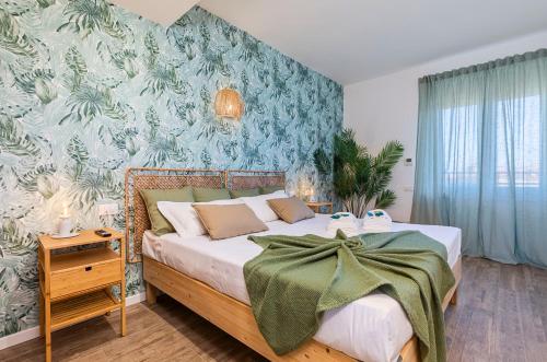 Un dormitorio con una cama con una manta verde. en Natural Chic - 10 min dall'Arena & Garage, en Verona
