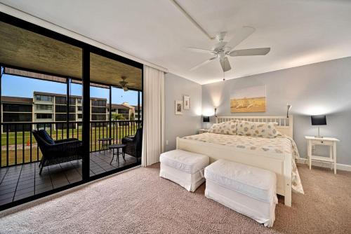 Un dormitorio con una cama y un balcón. en Loggerhead Cay #322, en Sanibel