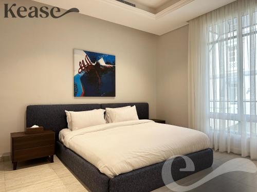 ein Schlafzimmer mit einem Bett und einem Wandgemälde in der Unterkunft Kease Yasmin F-1 Lusso Hejaz GX41 in Riad