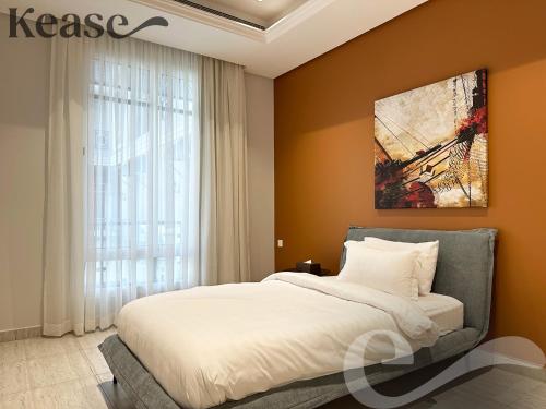ein Schlafzimmer mit einem Bett und einem Wandgemälde in der Unterkunft Kease Yasmin F-1 Lusso Hejaz GX41 in Riad