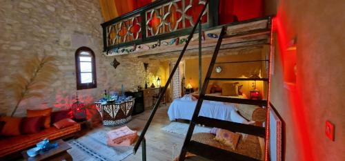 - une chambre avec des lits superposés et un salon dans l'établissement Demeure de la Baronne, à Vézénobres