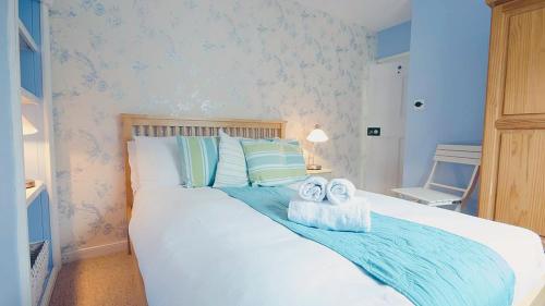 Voodi või voodid majutusasutuse A Cosy Period Family Cottage in St Ives Town, sleeps 4, pet friendly toas