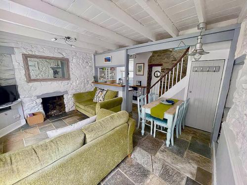 - un salon avec un canapé et une table dans l'établissement A Cosy Period Family Cottage in St Ives Town, sleeps 4, pet friendly, à St Ives