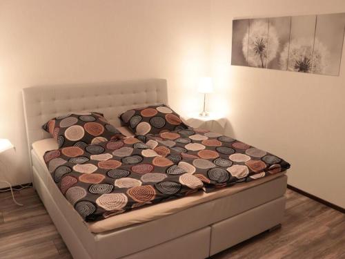 uma cama num pequeno quarto com uma colcha em Holiday home Harzhaus time out em Altenau