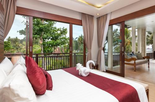 - une chambre avec un lit et un balcon dans l'établissement Villa Sanika, à Candidasa