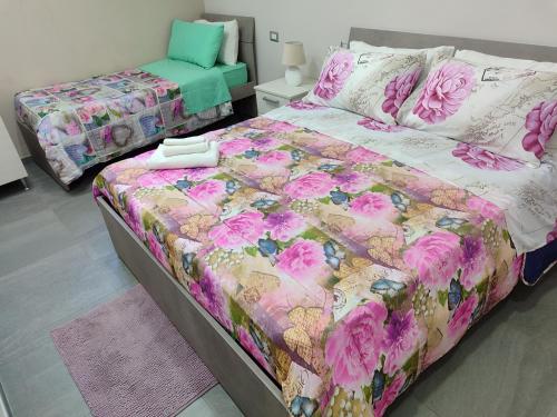 una camera da letto con un letto con un piumone colorato di B&B Giò a Napoli