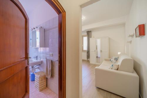 La salle de bains est pourvue d'un canapé et d'un lavabo. dans l'établissement A Casa di Coco - Goelba, à Portoferraio