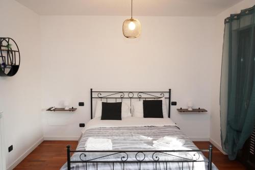 sypialnia z łóżkiem z czarną metalową ramą w obiekcie Marath houses 2 w mieście Marta