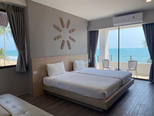 Un pat sau paturi într-o cameră la Rayong Chalet Hotel And Resort