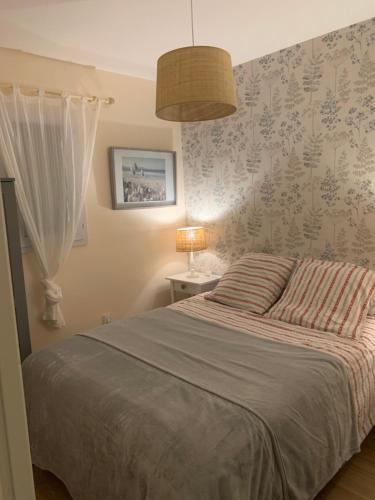 a bedroom with a bed and a lamp at un rêve à la mer in Saintes-Maries-de-la-Mer