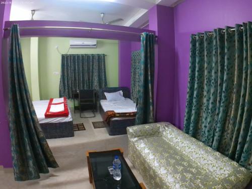 Uma área de estar em Roop Amrit Guest House , Agartala