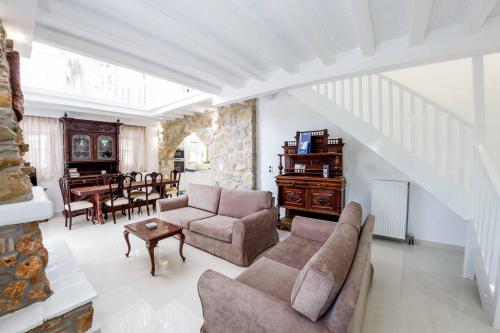 Ruang duduk di Villa Archontiko