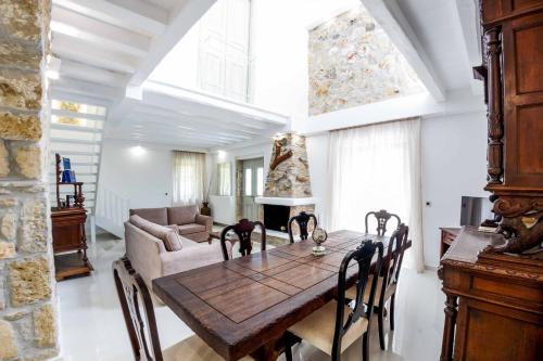 Ruang duduk di Villa Archontiko