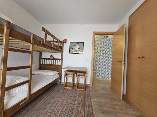 1 dormitorio con 2 literas y escritorio en Altissim Tarter - Inclès - Ransol, en Sant Pere