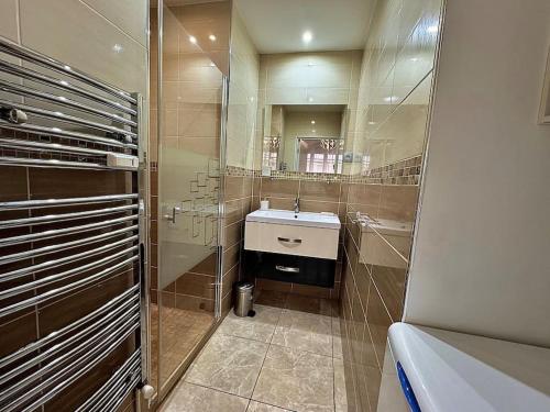 une salle de bain avec un lavabo, une douche et une baignoire dans l'établissement Cannes appartement 1 chambre - 13P, à Cannes