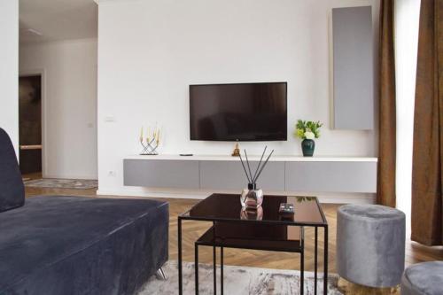 uma sala de estar com um sofá e uma televisão em 6 DOC Dream Apartment 6 +Parcare em Oradea