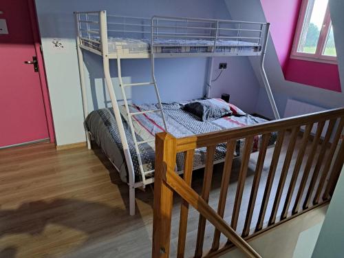 una camera con letto a castello e una scala di Maison en colombage rénovée a La Fontenelle