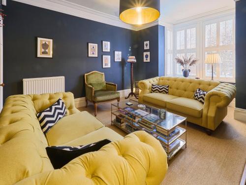 Sala de estar con 2 sofás y mesa en Host & Stay - Roper Villa en Canterbury