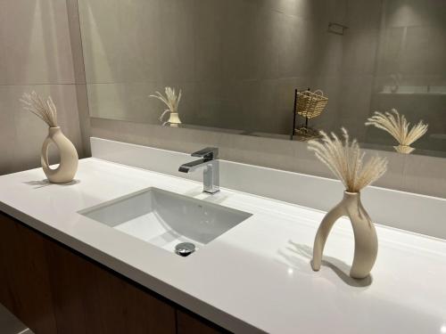 um lavatório de casa de banho com dois vasos em cima em Halima Shared Housing - Female only no Dubai