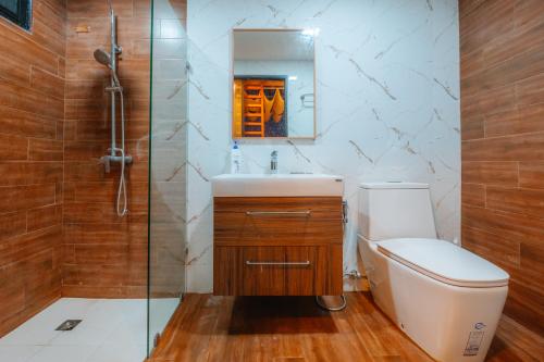 Ban Kai NoiPHULAYYA CHIANGMAI - Luxury Dome的配有马桶、水槽和淋浴的浴室
