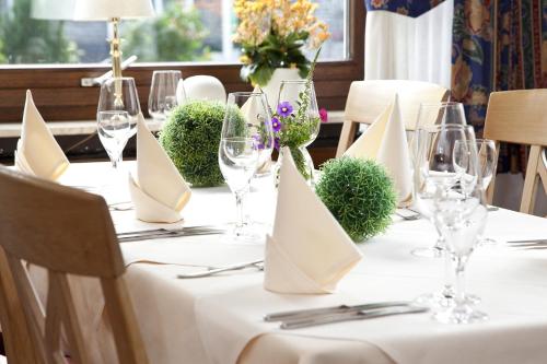 een tafel met witte servetten en wijnglazen erop bij Bio-Hotel Upländer Hof in Willingen