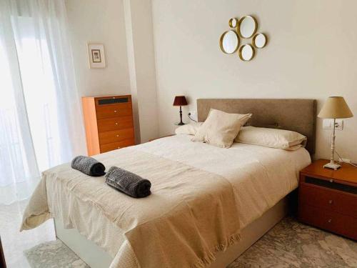 1 dormitorio con 1 cama grande y 2 almohadas en Las Gemelas de Benjumeda en la Caleta Grupo AC Gestion, en Cádiz