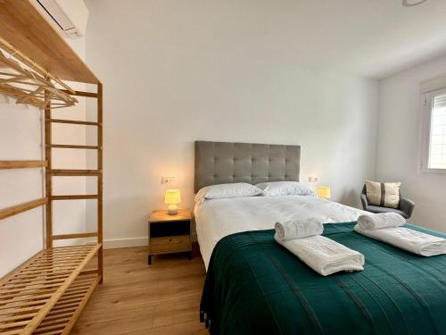 ein Schlafzimmer mit einem großen Bett und einer Leiter in der Unterkunft Apartamentos La Muralla Grupo AC Gestion in Cádiz