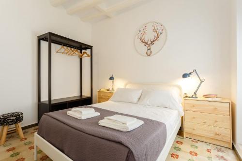 カディスにあるTierra & Mar Ascensor Grupo AC Gestionのベッドルーム1室(ベッド1台、ドレッサー、鏡付)